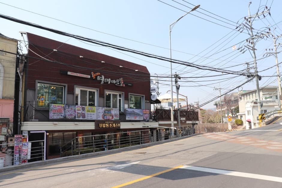 A Visitor's Guide to Buam-dong (부암동)