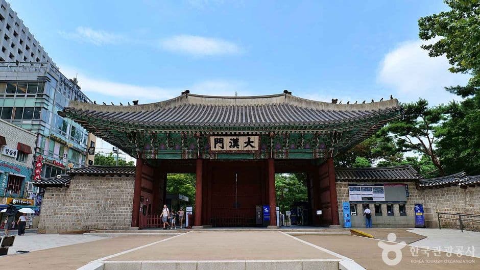 A Visitor's Guide to Deoksugung Palace's Daehanmun Gate (덕수궁 대한문)