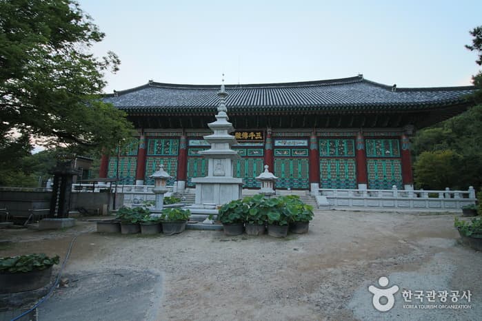 A Visitor's Guide to Bongwonsa Temple (봉원사)
