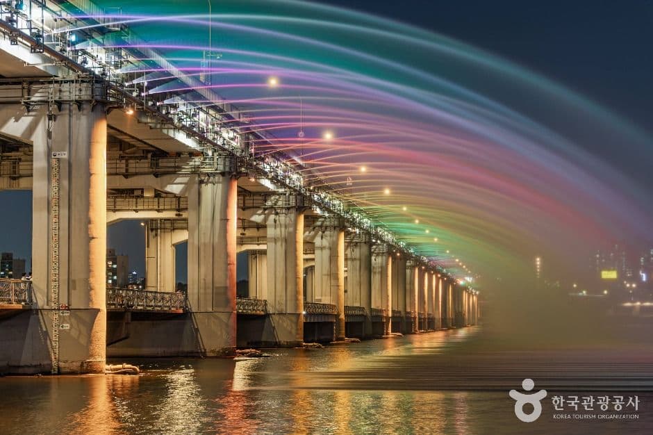 A Visitor's Guide to Banpo Bridge Rainbow Fountain (반포대교 달빛무지개분수)
