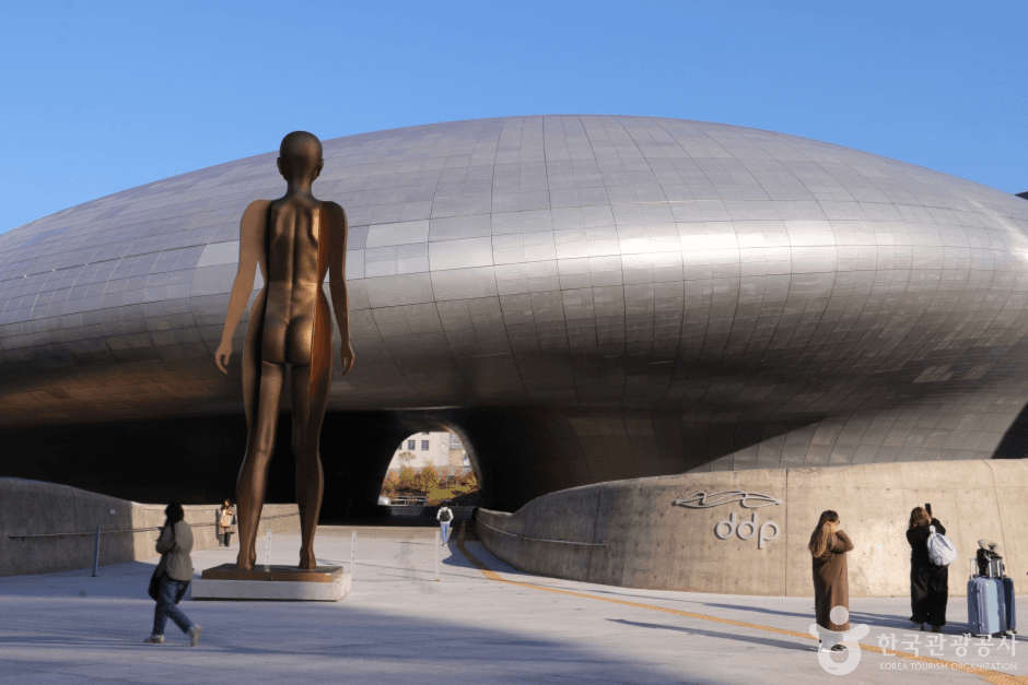 A Visitor's Guide to Dongdaemun Design Plaza (동대문디자인플라자 (DDP))