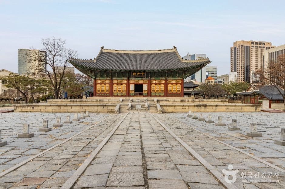 A Visitor's Guide to Deoksugung Palace (덕수궁)