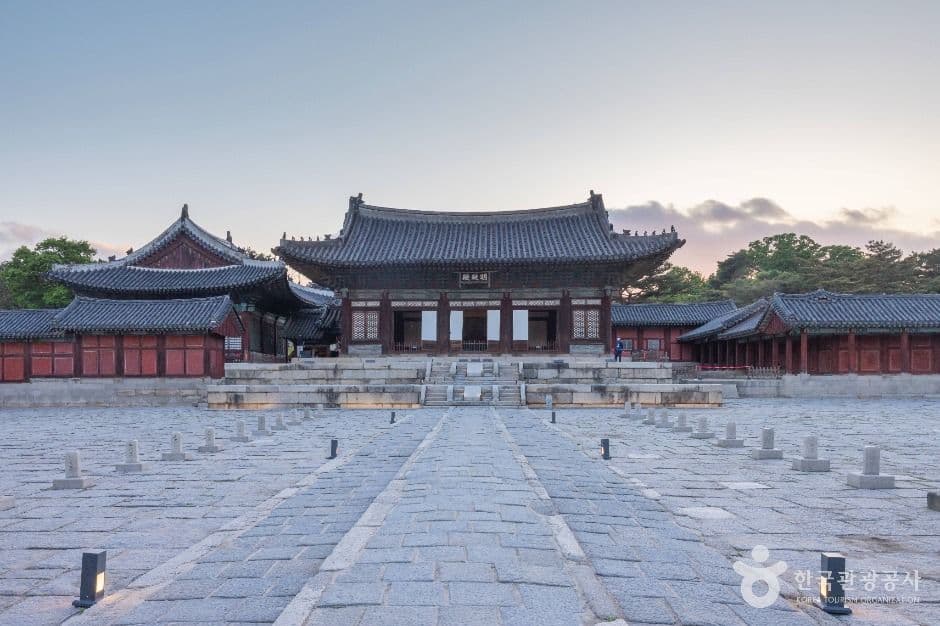A Visitor's Guide to Changgyeonggung Palace (창경궁)